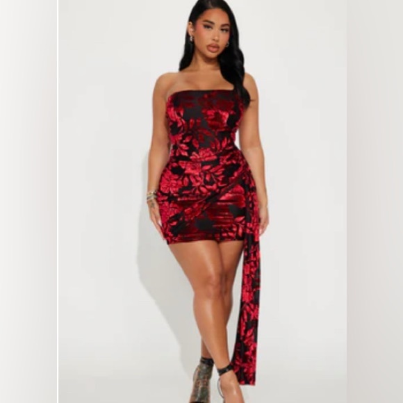 Elegant Red Floral Strapless Dress - Picture 1 of 5